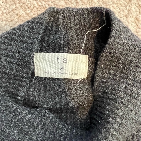 TLA Women’s Gray Waffle Knit Top Size Medium - Picture 9 of 9